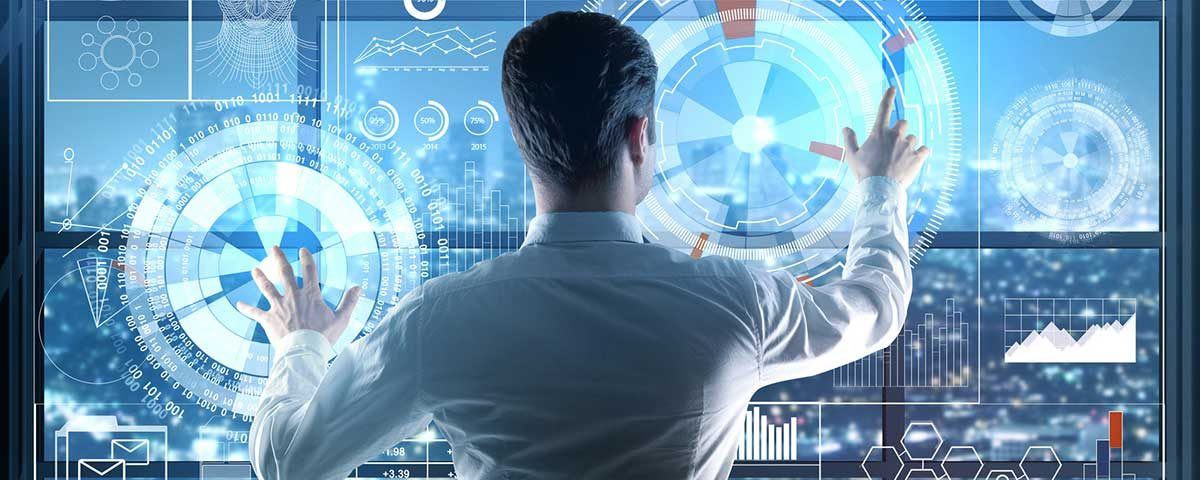 Mann an einem futuristischen Interface - so könnte die Arbeitswelt 4.0 aussehen!