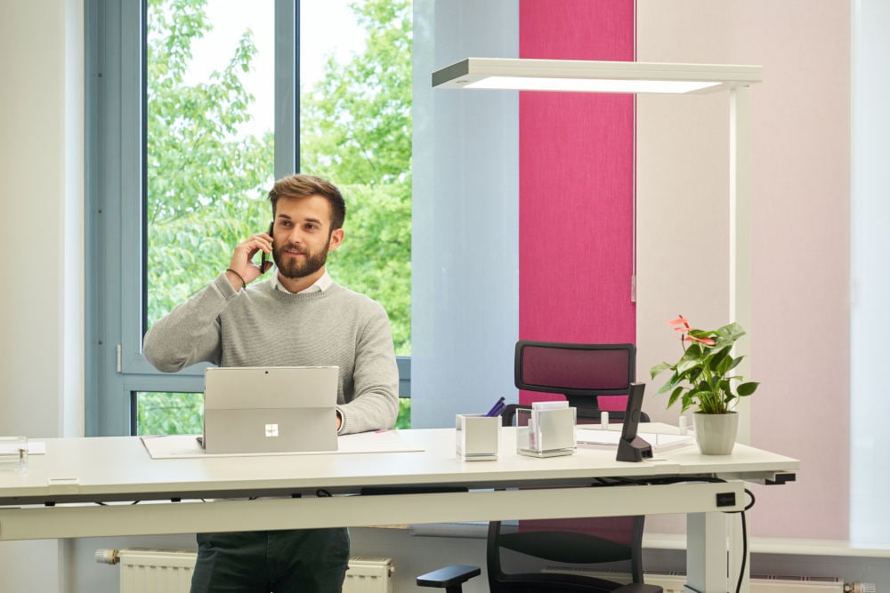 Bringen Sie Licht ins Dunkel: Do’s and Don‘ts für eine optimale Bürobeleuchtung