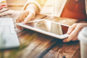 Digitales Büro – In 6 Schritten zu weniger Papier und mehr Effizienz