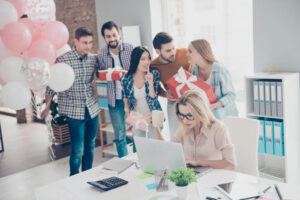 Geschenke fürs Büro: Mit diesen Tipps schenken Sie Freude